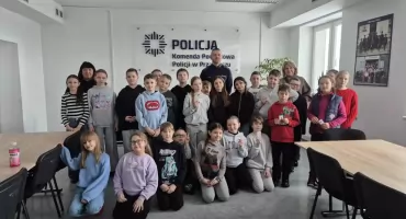 Uczniowie z Chorzel poznali kulisy pracy Policji w Przasnyszu
