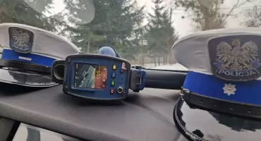 105 km/h w terenie zabudowanym. Kierowca stracił prawo jazdy