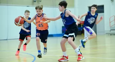 Pierwsze ligowe zwycięstwo U11! Wielkie emocje w hali SP1 w Przasnyszu
