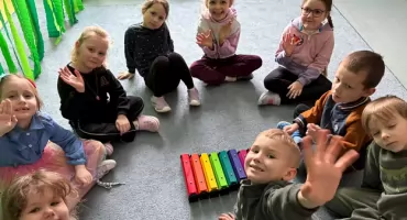 Muzyczne kroki najmłodszych – rytmika pełna radości w przasnyskiej „Jedynce”