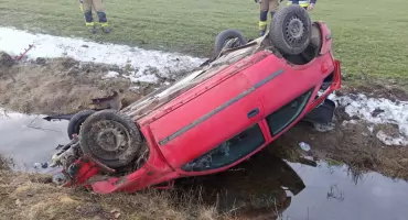 Poranny wypadek na DW 616. Auto dachowało, jedna osoba ranna