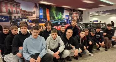 Gdy pasja spotyka naukę. Uczniowie technikum samochodowego z Przasnysza na wystawie „Ikony Motoryzacji”