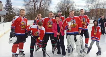Orły Przasnysz ze srebrnym medalem w Ciechanowie. Historyczny turniej na pożegnanie odkrytego lodowiska