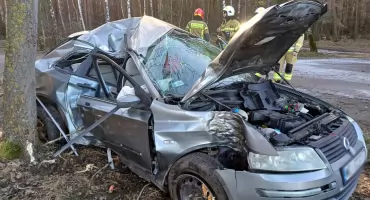 Groźny wypadek pod Strzegowem. 26-latka trafiła do szpitala śmigłowcem LPR