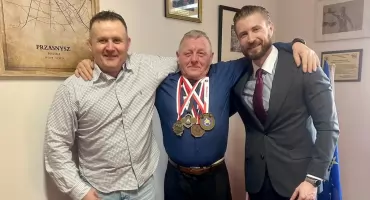 Siła i pasja nie znają wieku – Włodzimierz Soliwodzki z Przasnysza w drodze na Mistrzostwa Świata