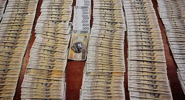 Próba oszustwa „na wypadek” udaremniona. Policjanci zatrzymali mężczyznę, który przyszedł po 70 tys. zł