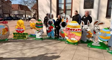 Wielkanoc zawitała na rynek w Przasnyszu. Kolorowe dekoracje i wielkie serca ich twórców
