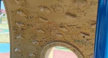 Wandalizm na placu zabaw w Chorzelach. Obiekt czasowo zamknięty