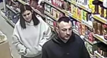 Kradzież w mławskim markecie. Policja publikuje wizerunek podejrzanych