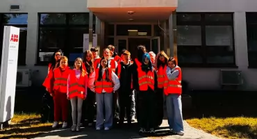 Ósmoklasiści z Przasnysza poznali świat nowoczesnych technologii. Wizyta w ABB inspiracją do wyboru przyszłości