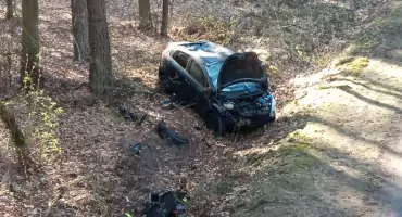 Groźny wypadek w Jarzynnym Kierzu. Samochód osobowy wypadł z drogi