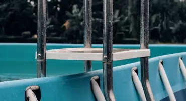 Jak dbać o przydomowy basen, by woda była czysta przez cały sezon?