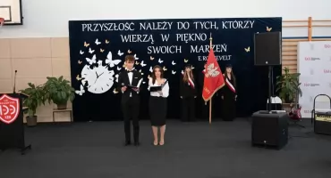 Pożegnanie maturzystów w LO im. KEN w Przasnyszu. Symboliczny koniec ważnego etapu