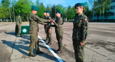 Symbol odpowiedzialności i służby. Uroczyste wręczenie broni w 2. Ośrodku Radioelektronicznym