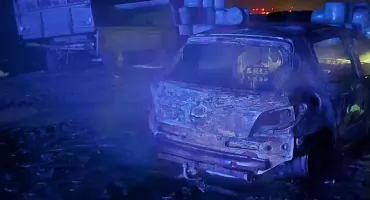 Nocny pożar auta w Mchówku. Na miejscu strażacy i policja