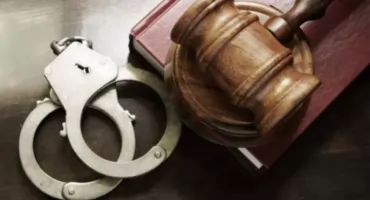 Brutalne wymuszenie i groźby w powiecie ciechanowskim. Dwóch mężczyzn trafiło do aresztu