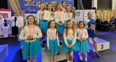 Debiut, triumf i rekordowa frekwencja. Mażoretki z Krzynowłogi Małej i Bogatego podbiły turniej „Złote Pióro”