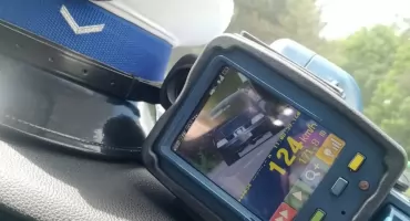 124 km/h w terenie zabudowanym. Kierowca stracił prawo jazdy
