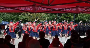 Mażoretki i orkiestra z Bogatego uświetniły Powiatowe Obchody Dnia Strażaka w Mławie