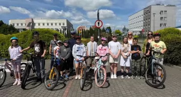 Młodzi rowerzyści zdali ważny egzamin. Uczniowie „Jedynki” gotowi do bezpiecznej jazdy