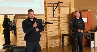 „Kręci mnie bezpieczeństwo w lecie”. Policjanci z Chorzel uczą dzieci, jak bezpiecznie spędzić wakacje