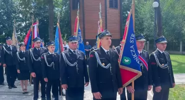 Sto lat odwagi, poświęcenia i służby. OSP Olszewka otrzymała sztandar podczas wyjątkowego jubileuszu