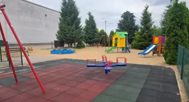 Nowoczesny plac zabaw w Krzynowłodze Małej gotowy. Dzieci zyskały nowe miejsce do aktywnej zabawy