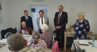 Marszałek Adam Struzik odwiedził seniorów w Czernicach Borowych. Wspólny śpiew połączył pokolenia