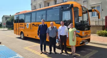 Nowy autobus szkolny dotarł do Gminy Chorzele. To inwestycja w bezpieczeństwo najmłodszych