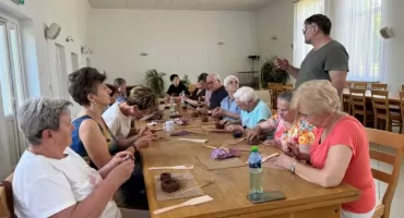 Z gliny powstają małe dzieła sztuki. Seniorzy z gminy Czernice Borowe rozpoczęli niezwykłą przygodę z ceramiką