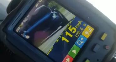115 km/h w terenie zabudowanym. 21-latek stracił prawo jazdy i zapłaci 5 tys. zł