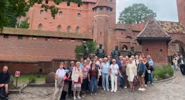„Na tropie historii”. Mieszkańcy Chorzel odwiedzili zamek w Malborku