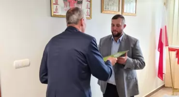 Łukasz Karwacki nowym radnym Chorzel. Złożył ślubowanie podczas sesji Rady Miejskiej