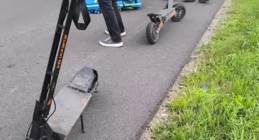 Dwie nastolatki poważnie ranne po wypadku na hulajnodze. Jednoślad mógł rozpędzić się do 70 km/h