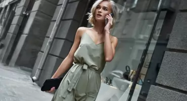 Szykowny look na wesele i bankiet – czym wyróżnia się dopasowany kombinezon damski elegancki