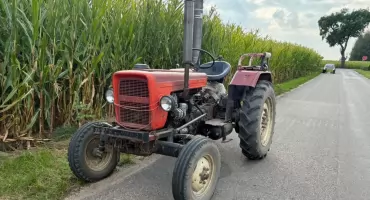 Ukradł ciągnik i uciekł w pole kukurydzy. 24-latek ukrył się w szopie pod blachą