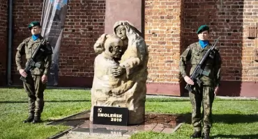 Przasnysz uczcił 87. rocznicę sowieckiej agresji na Polskę. Hołd ofiarom przed Krzyżem Katyńskim