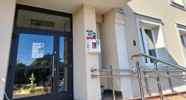 AED w centrum Chorzel. Defibrylator jest dostępny dla mieszkańców
