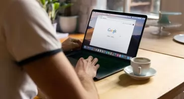 W Przasnyszu klient nadal „pyta sąsiada”, ale najpierw sprawdza Google. Kogo tam znajduje?
