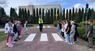 Policjanci uczą dzieci, jak bezpiecznie dotrzeć do szkoły. Trwa akcja „Bezpieczna droga do szkoły”