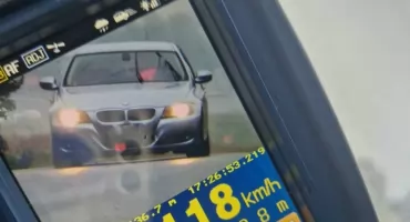 Pędzili ponad 100 km/h w terenie zabudowanym. Jeden z kierowców miał sądowy zakaz