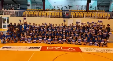 Lekkoatletyczne emocje w Chorzelach. 110 uczniów wzięło udział w sportowym wydarzeniu