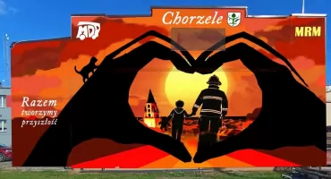 Młodzież tworzy mural w Chorzelach. Na ścianie pojawią się strażacy, marzenia i lokalne symbole