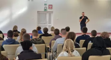 Przemoc rówieśnicza to nie żart. Przasnyscy policjanci rozmawiali z młodzieżą