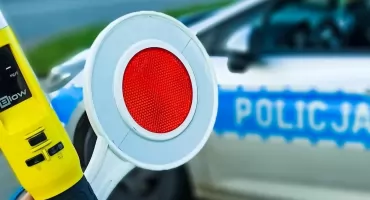 Pił alkohol, wsiadł za kierownicę i spowodował kolizję. 38-latek bez uprawnień