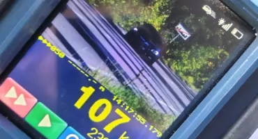 Pędzili ponad dwa razy szybciej niż pozwalały przepisy. Dwóch kierowców straciło prawa jazdy