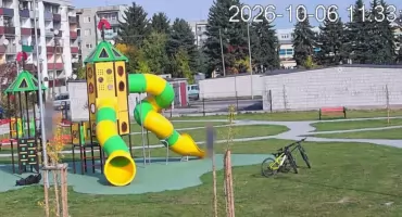 Maślanka na zjeżdżalni i burza w komentarzach. Burmistrz Przasnysza reaguje na zachowanie uczniów SP3