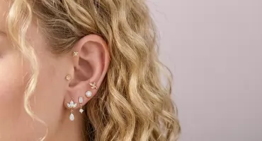 Forward helix w zestawie z innymi piercingami – jak komponować biżuterię?