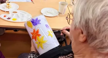 Seniorzy z gminy Jednorożec malowali na szkle. Powstały niepowtarzalne wazony