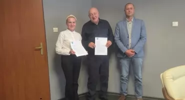 Remonty dachów w gminie Krzynowłoga Mała. Prace trwają w Łaniętach i przy urzędzie